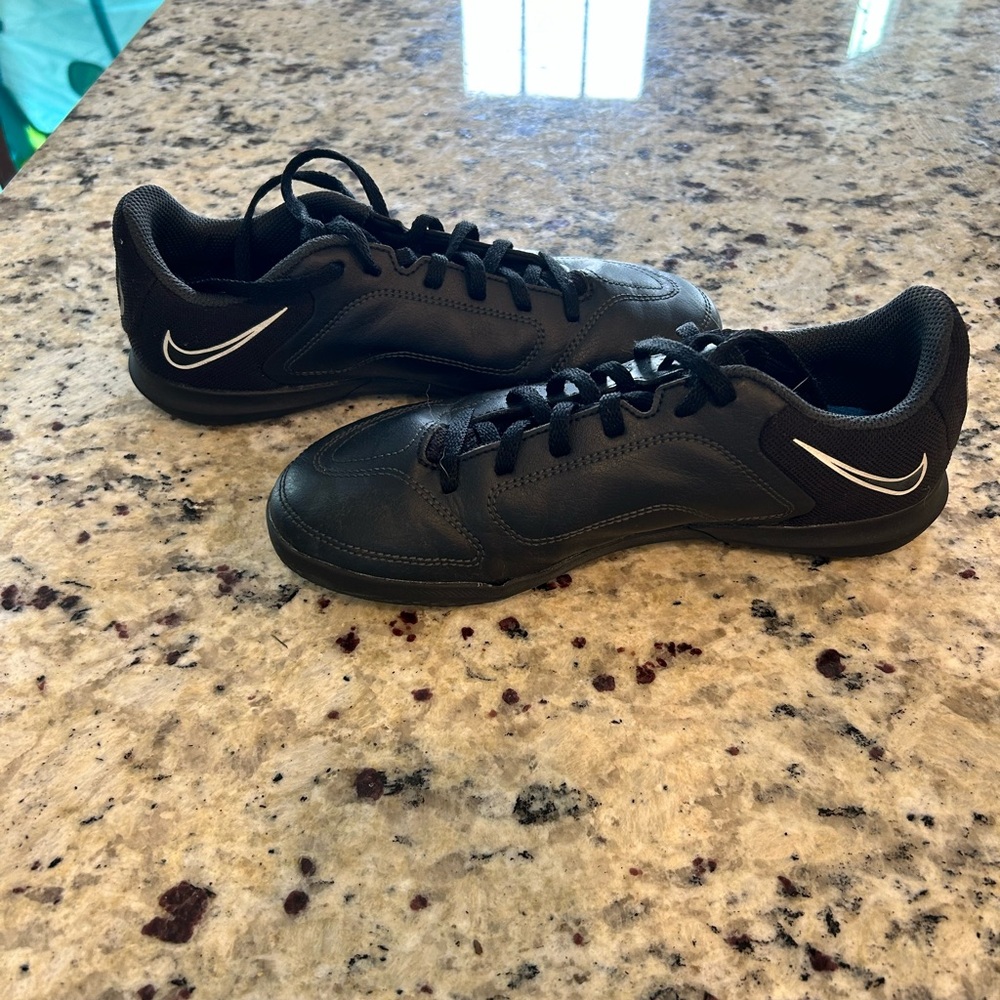 Nike size 4.5 indoor turf tiempo soccer shoes sneakers cleats boys girls youth